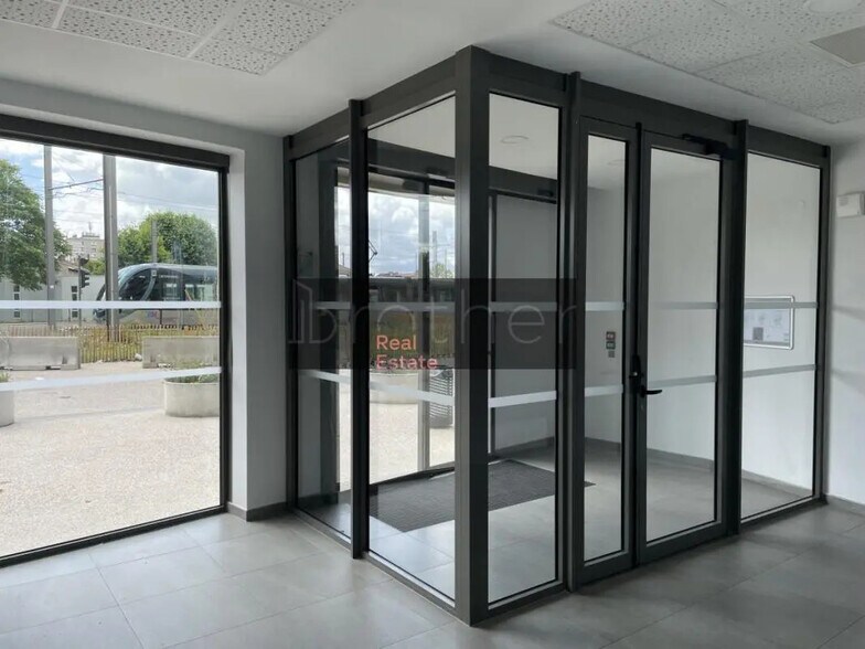 Office in Bordeaux for lease - Lobby - Image 3 of 9