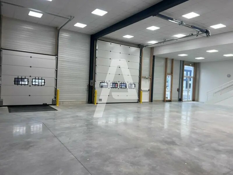 Location Entrepôt 650 m² - Photo 1