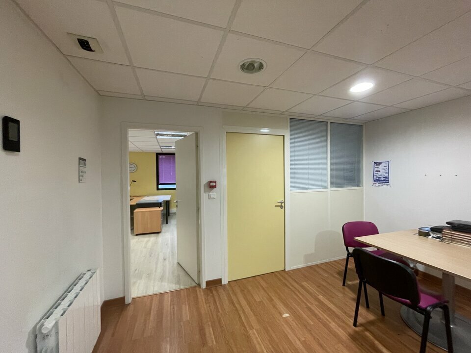Office in Lorient for lease Interior Photo- Image 1 of 8