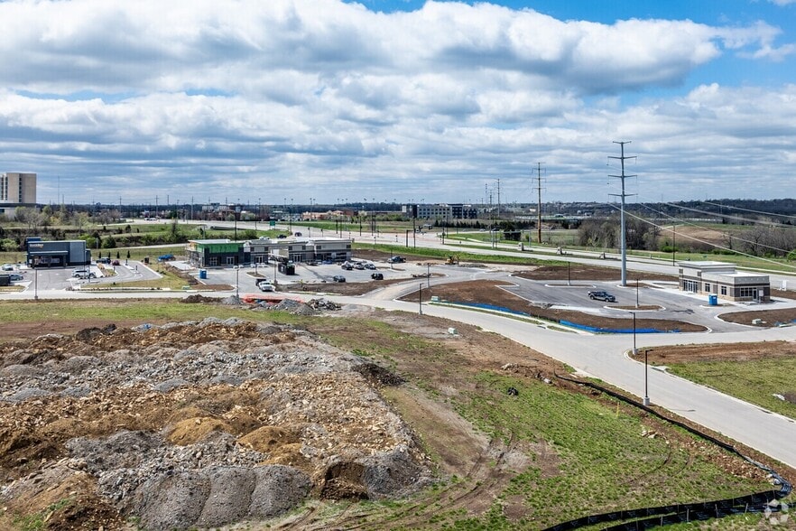 18203 W 101st St, Lenexa, KS for lease - Primary Photo - Image 3 of 6