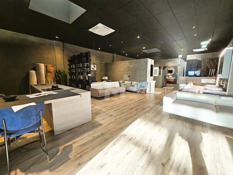 Retail in Servon for lease - Interior Photo - Image 3 of 7