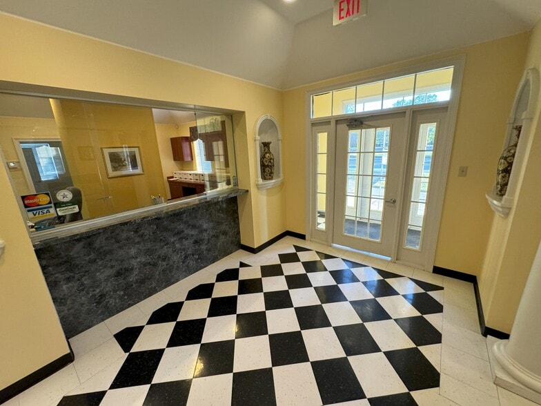 1233 Macon View Dr, Cordova, TN for lease - Interior Photo - Image 3 of 14