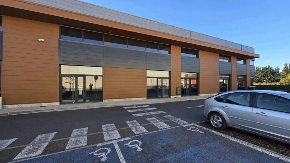 Retail in Brignoles for lease - Building Photo - Image 1 of 6