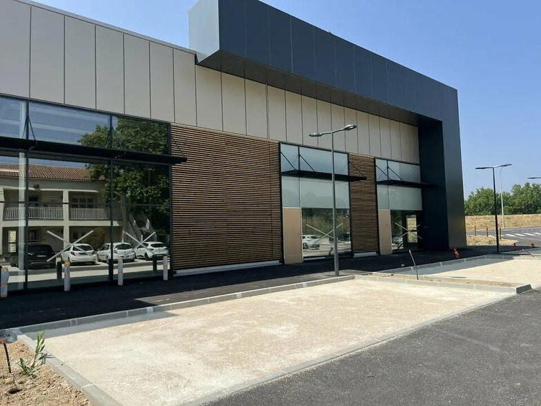 Retail in Salon-de-Provence for lease - Building Photo - Image 2 of 7