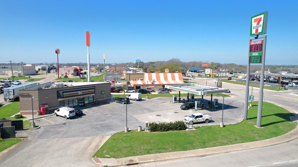 1406 Corsicana Hwy, Hillsboro, TX for lease - Building Photo - Image 3 of 5