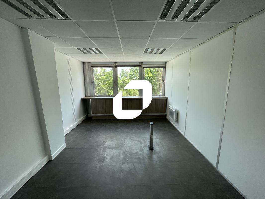 Office in Noisy-le-Grand for lease Interior Photo- Image 1 of 9