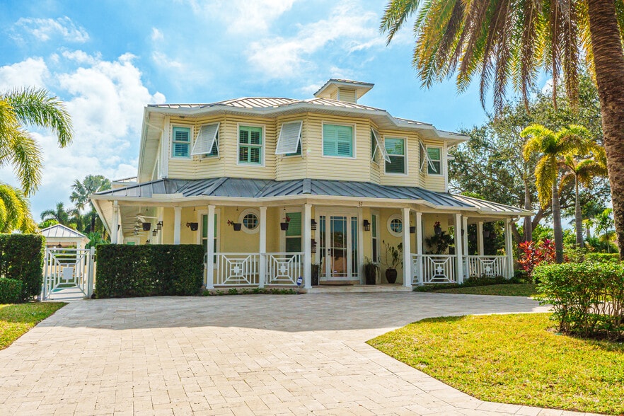 56 Fort Royal Isle, Fort Lauderdale, FL for sale - Building Photo - Image 2 of 15