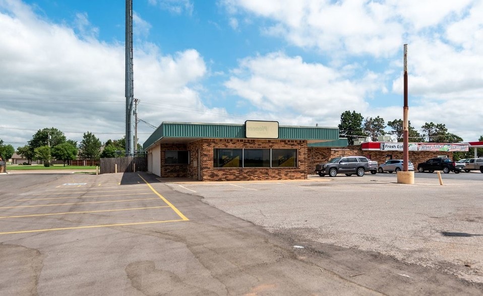 2301 E Main St, Weatherford, OK, 73096 Retail Space For Lease