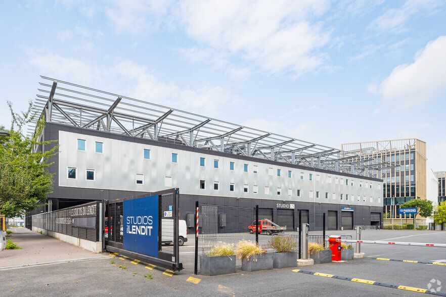 Office in Saint-Denis for lease - Building Photo - Image 3 of 4