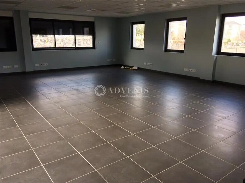 Office in Saint-Ouen for lease - Interior Photo - Image 1 of 10