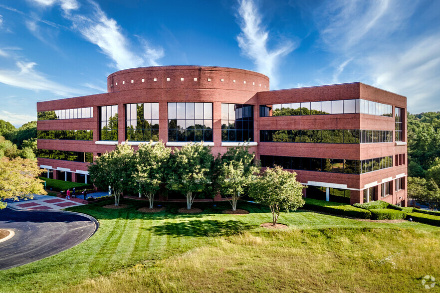 8701 Red Oak Blvd, Charlotte, NC for lease - Building Photo - Image 1 of 9