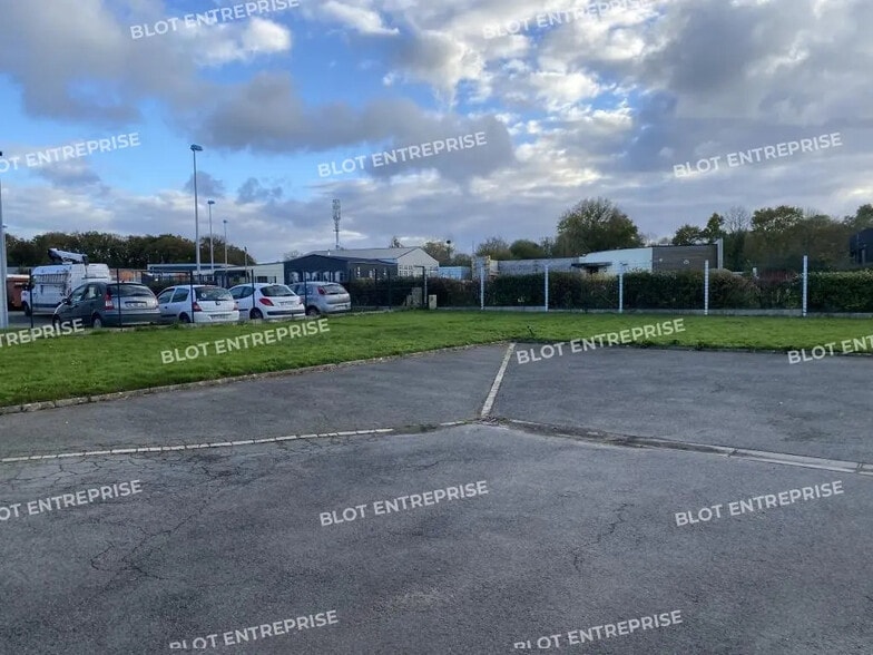 Flex in Lanvallay for lease - Building Photo - Image 2 of 10