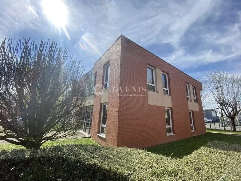 Flex in Montigny-le-Bretonneux for lease - Building Photo - Image 2 of 9