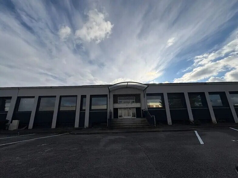 Flex in Chassieu for sale - Building Photo - Image 1 of 14