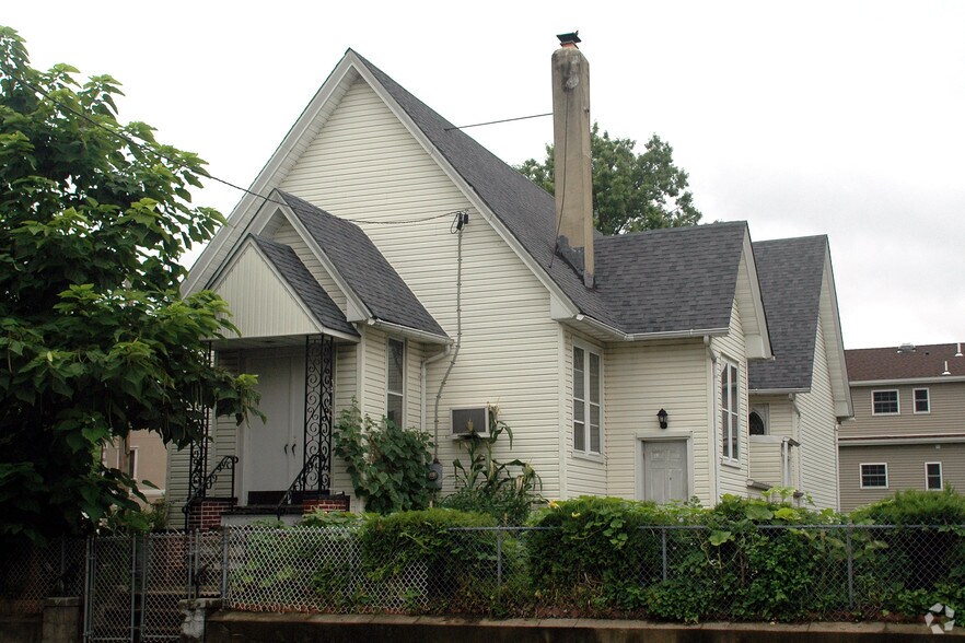 189 Carlton Ave, East Rutherford, NJ for sale - Primary Photo - Image 1 of 1