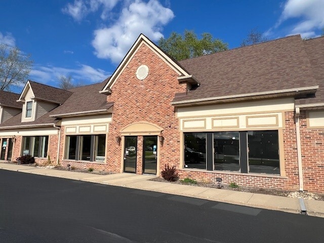 4 Cedar Ridge Dr, Lake In The Hills, IL for lease - Building Photo - Image 3 of 6