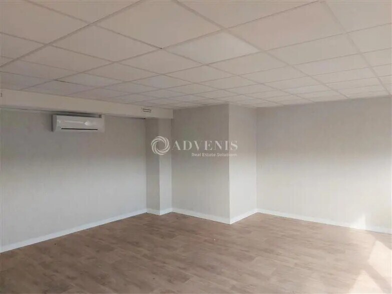 Office in Boissy-Saint-Léger for lease - Interior Photo - Image 1 of 5