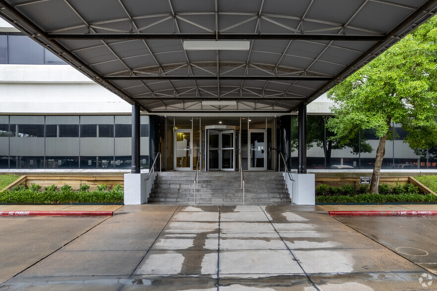 5850 San Felipe St, Houston, TX for lease - Building Photo - Image 3 of 4