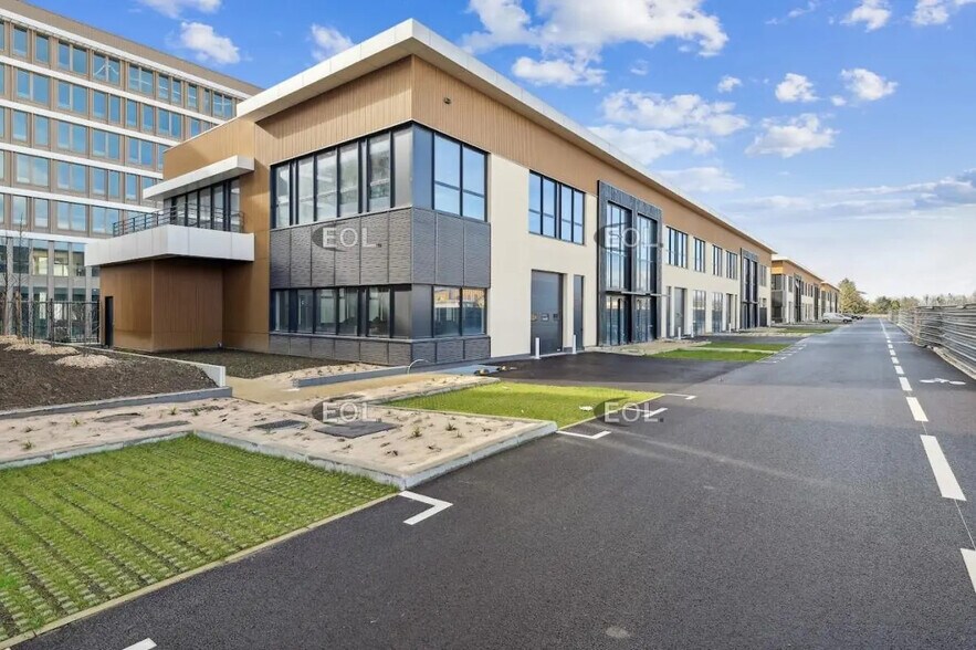 Flex in Nanterre for lease - Building Photo - Image 1 of 11