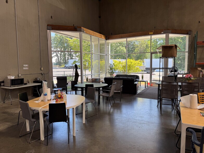 7930 SW Burns Way, Wilsonville, OR for lease - Interior Photo - Image 2 of 4