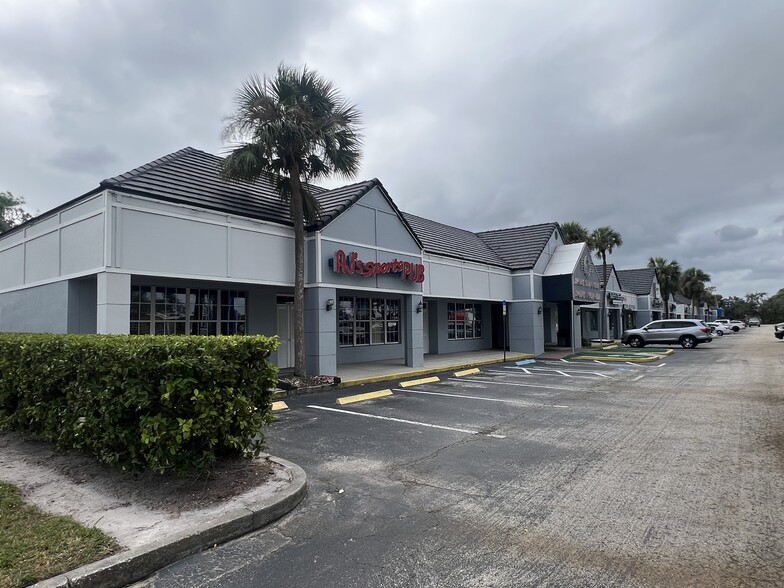 7190-7250 Ulmerton Rd, Largo, FL for lease - Building Photo - Image 2 of 7