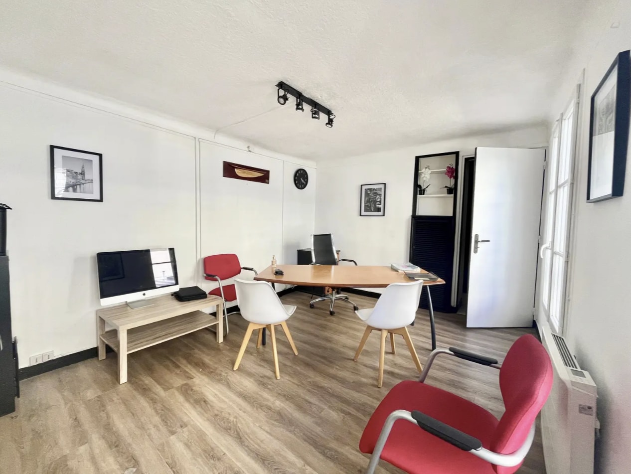 Office in Paris for lease Interior Photo- Image 1 of 4