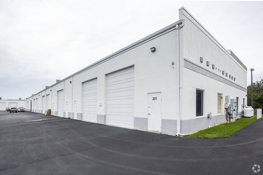 10801 Sunset Plaza Cir, Fort Myers, FL for sale - Building Photo - Image 2 of 17