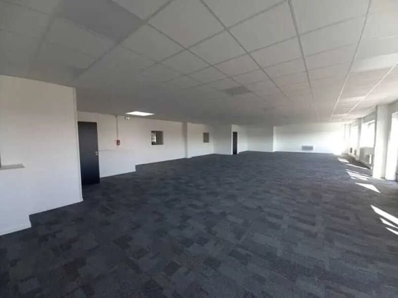 Flex in Marignane for sale - Building Photo - Image 3 of 10