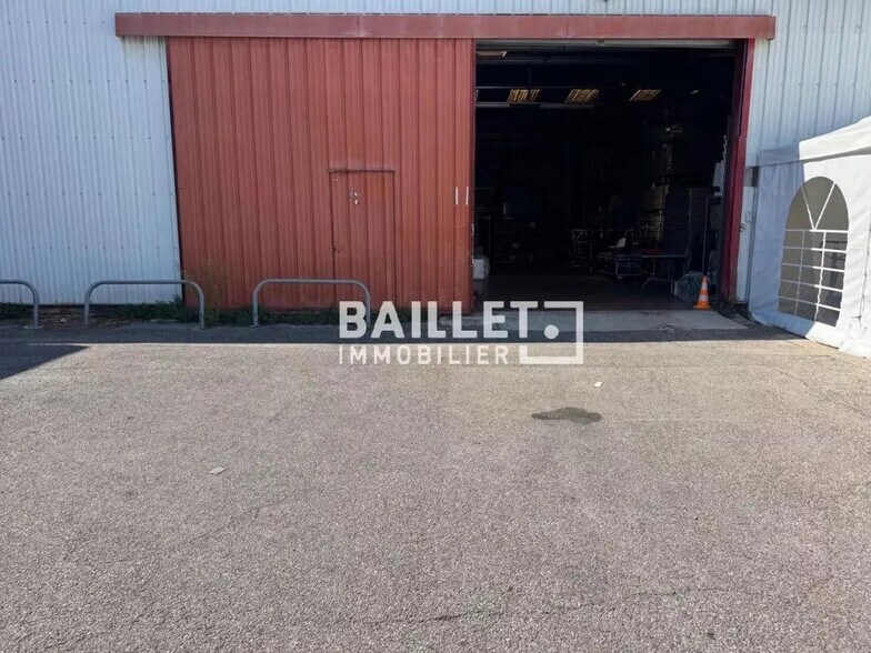 Industrial in Contes for lease - Building Photo - Image 1 of 7