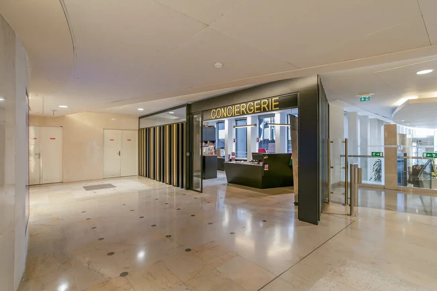 Office in Puteaux for lease - Lobby - Image 1 of 3