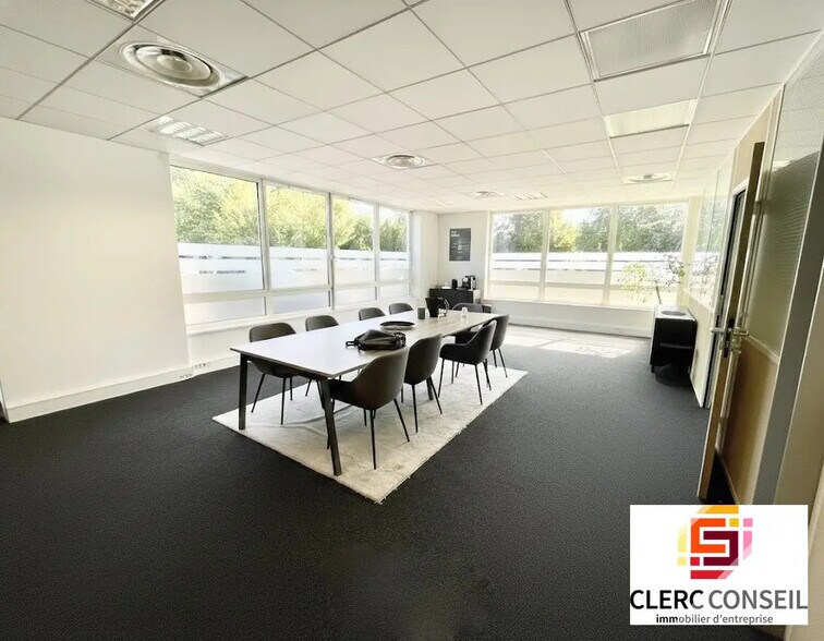 Office in Mont-Saint-Aignan for lease - Interior Photo - Image 2 of 5