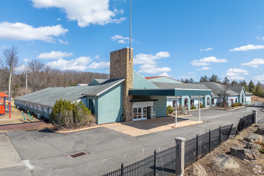 1110 Carriage Ln, Tobyhanna, PA for sale - Building Photo - Image 2 of 6