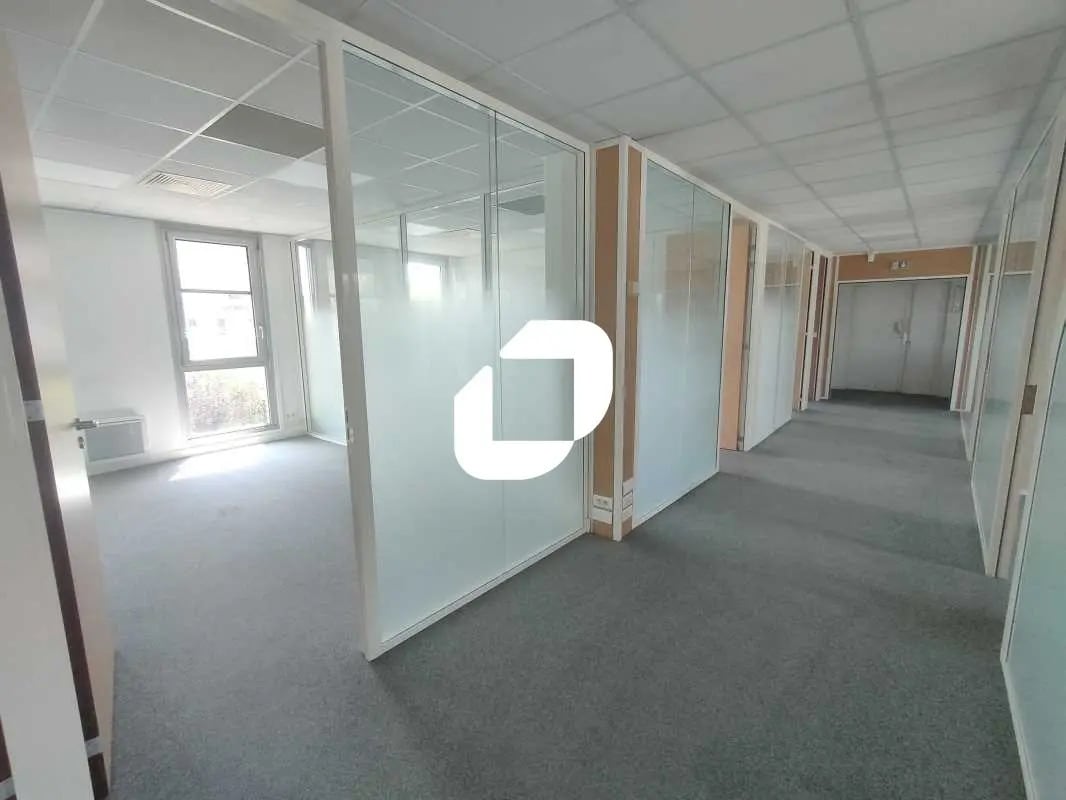 Office in Vélizy-Villacoublay for lease Building Photo- Image 1 of 37