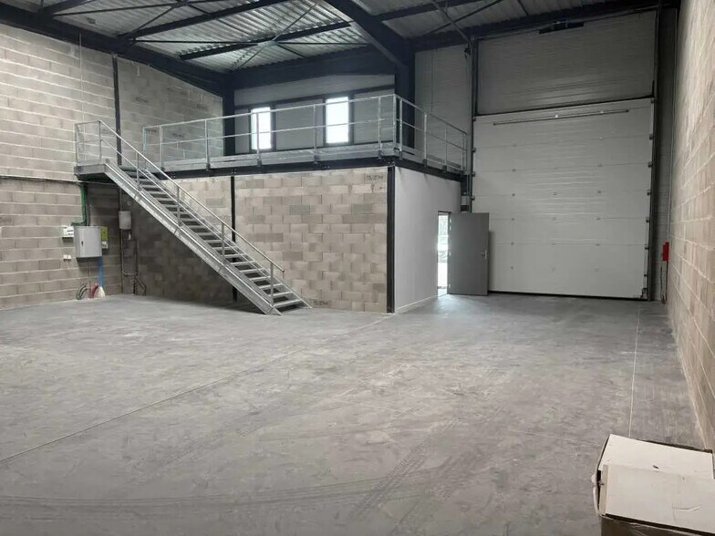 Office in Chassieu for lease - Interior Photo - Image 2 of 6