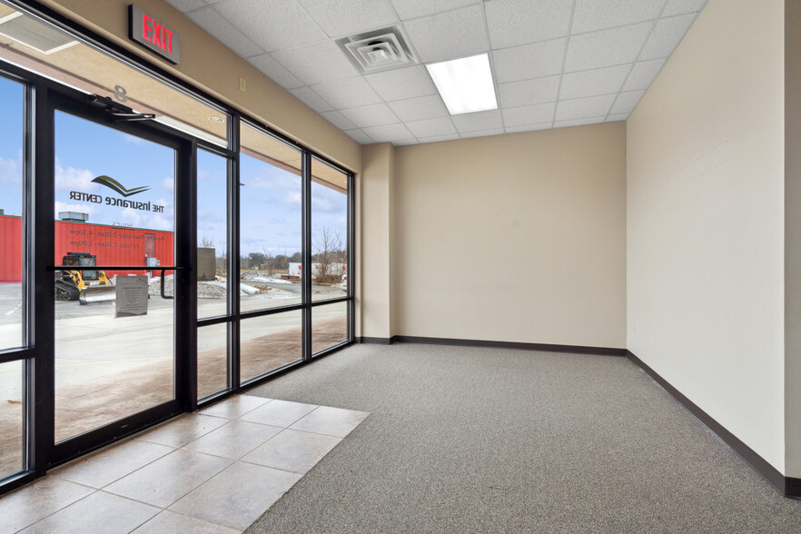 150 John F Kennedy Rd, Dubuque, IA for lease - Lobby - Image 2 of 9