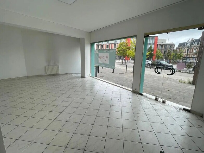 Retail in Louviers for sale - Interior Photo - Image 2 of 3