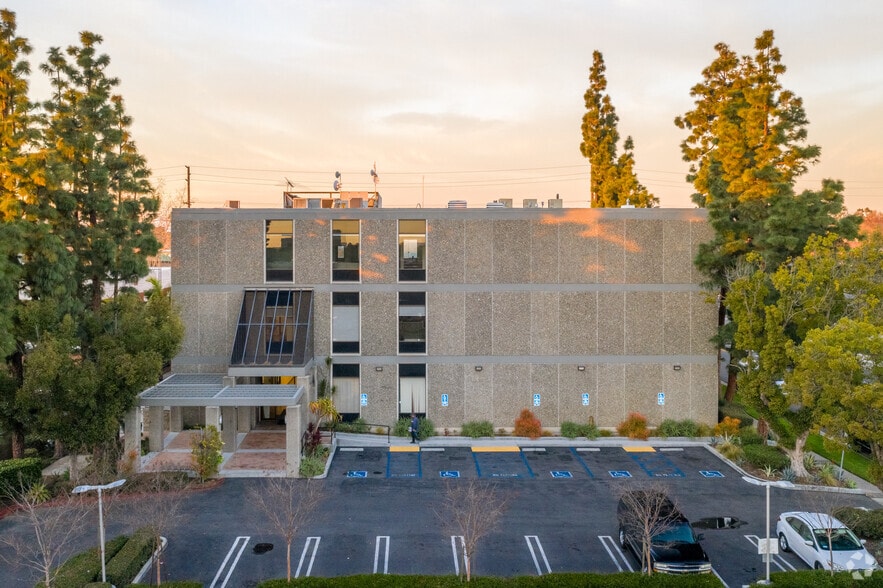 1950 E 17th St, Santa Ana, CA for lease - Building Photo - Image 2 of 27