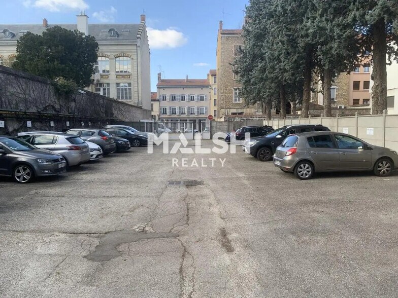 Office in Lyon for lease - Building Photo - Image 3 of 12