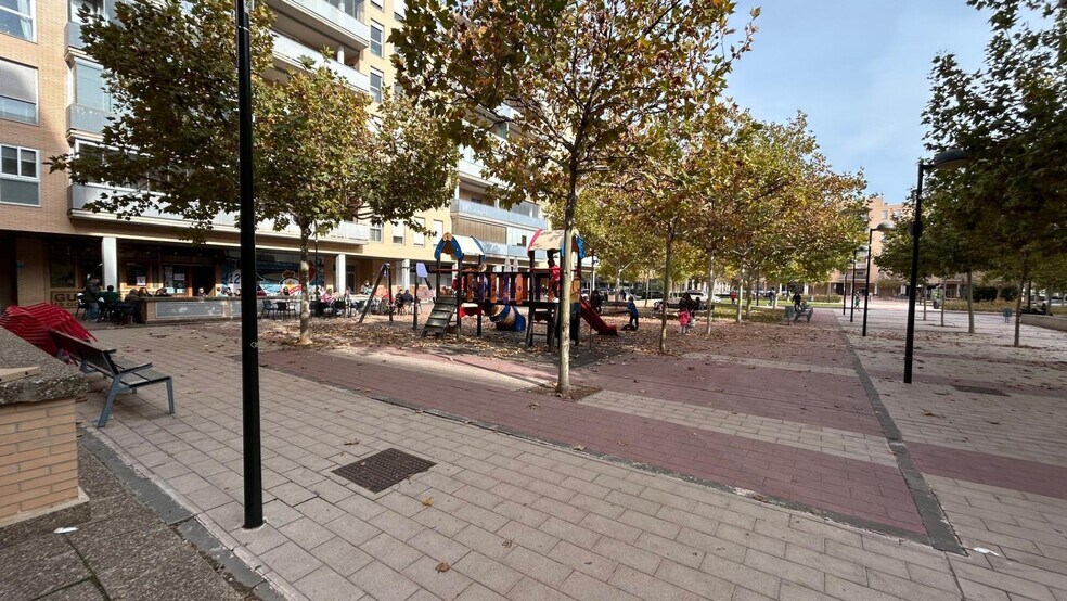 Retail in Zaragoza, Zaragoza for lease - Building Photo - Image 3 of 13
