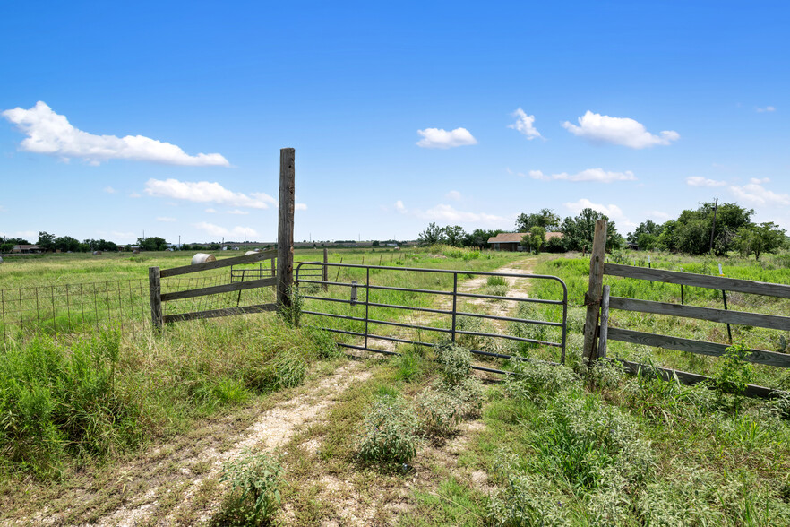 1050 FM 1466, Coupland, TX for sale - Primary Photo - Image 1 of 22