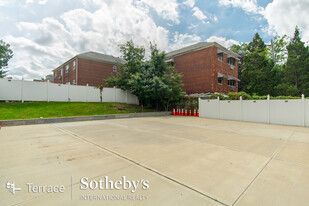 HOUSE WITH LOT NEXT DOOR - Parking Garage