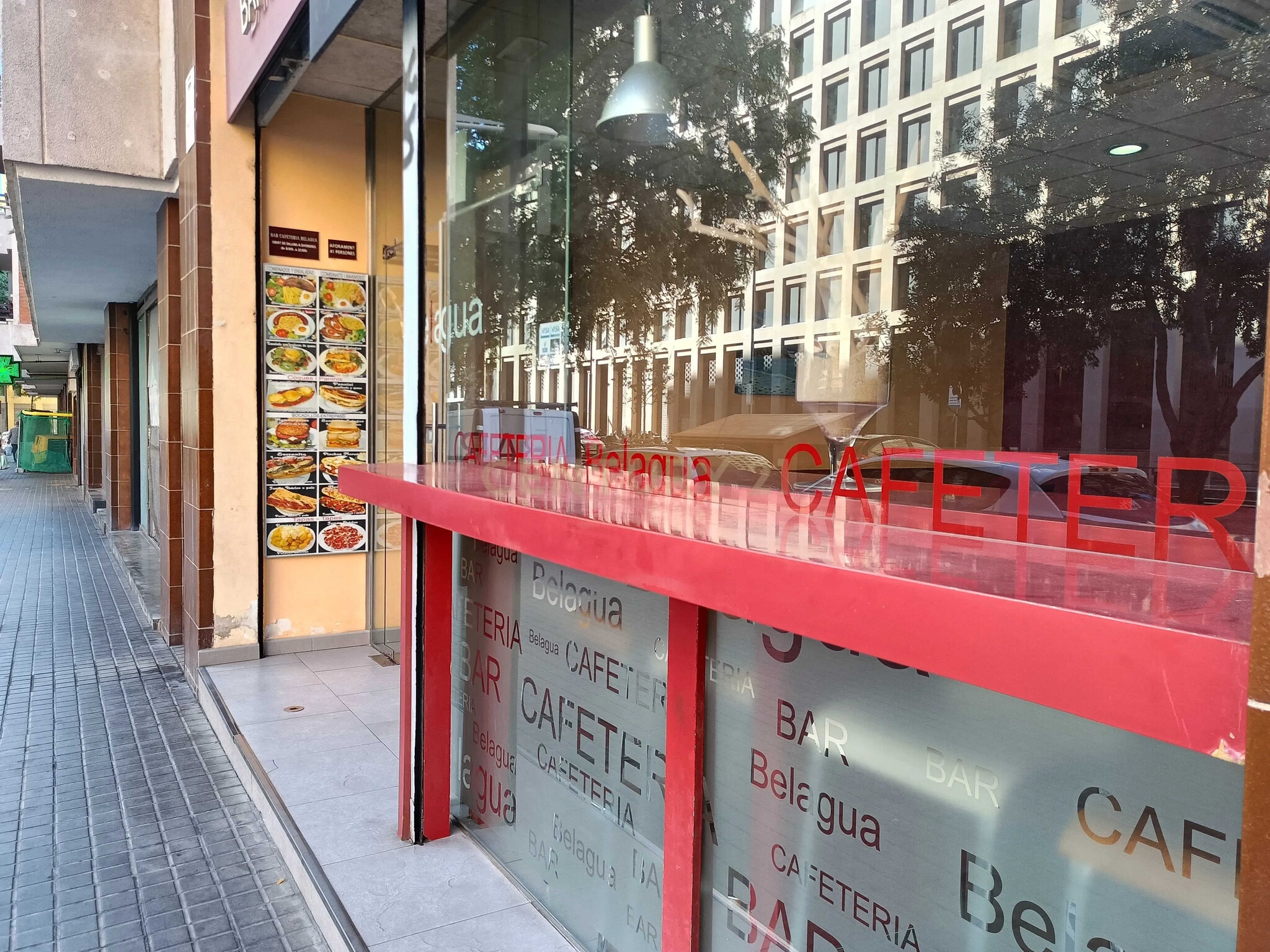 Retail in L'Hospitalet de Llobregat, Barcelona for lease Building Photo- Image 1 of 3