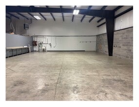 1051 Floyd Dr, Lexington, KY for lease Interior Photo- Image 1 of 1