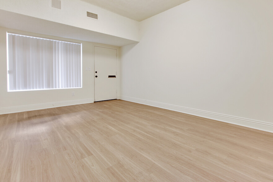 13615 Victory Blvd, Van Nuys, CA for lease - Interior Photo - Image 3 of 6