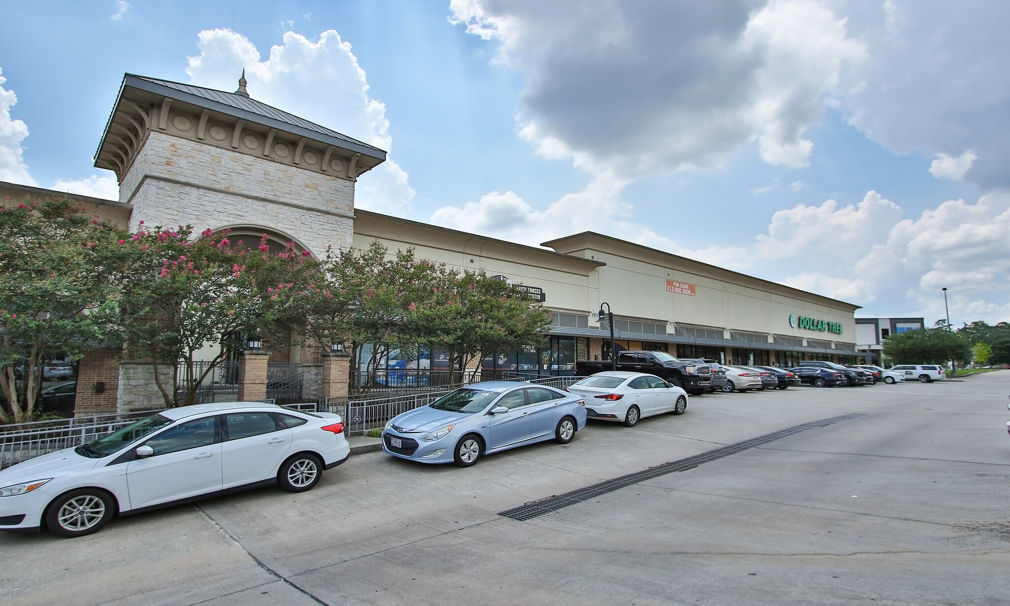 2105-2129 W Davis St, Conroe, TX for lease Building Photo- Image 1 of 19