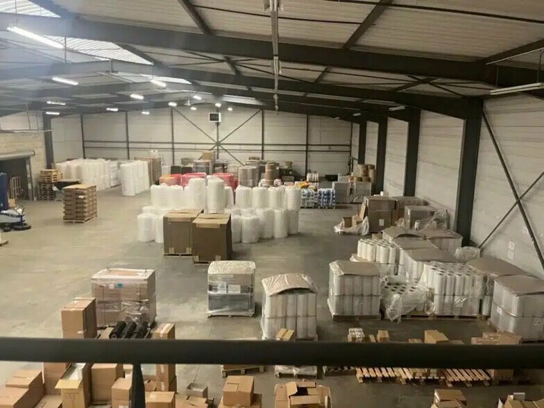 Flex in La Chapelle-Saint-Luc for lease - Interior Photo - Image 3 of 3