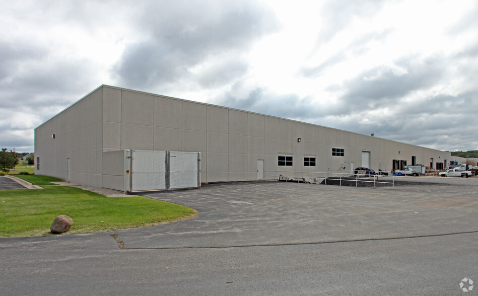 1055 Cottonwood Ave, Hartland, WI for lease - Building Photo - Image 3 of 4