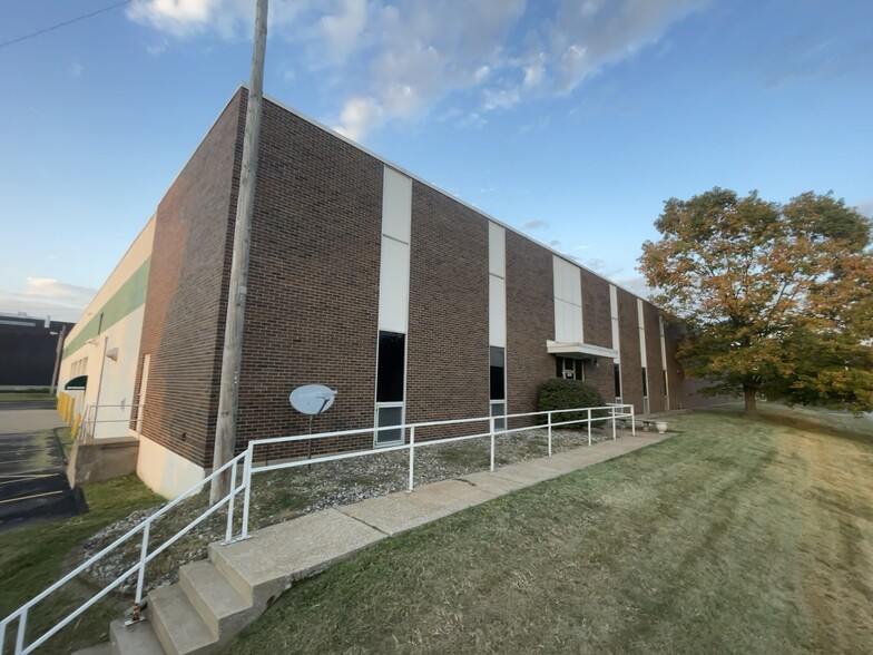 11675 Fairgrove Industrial Blvd, Maryland Heights, MO for sale - Building Photo - Image 1 of 17