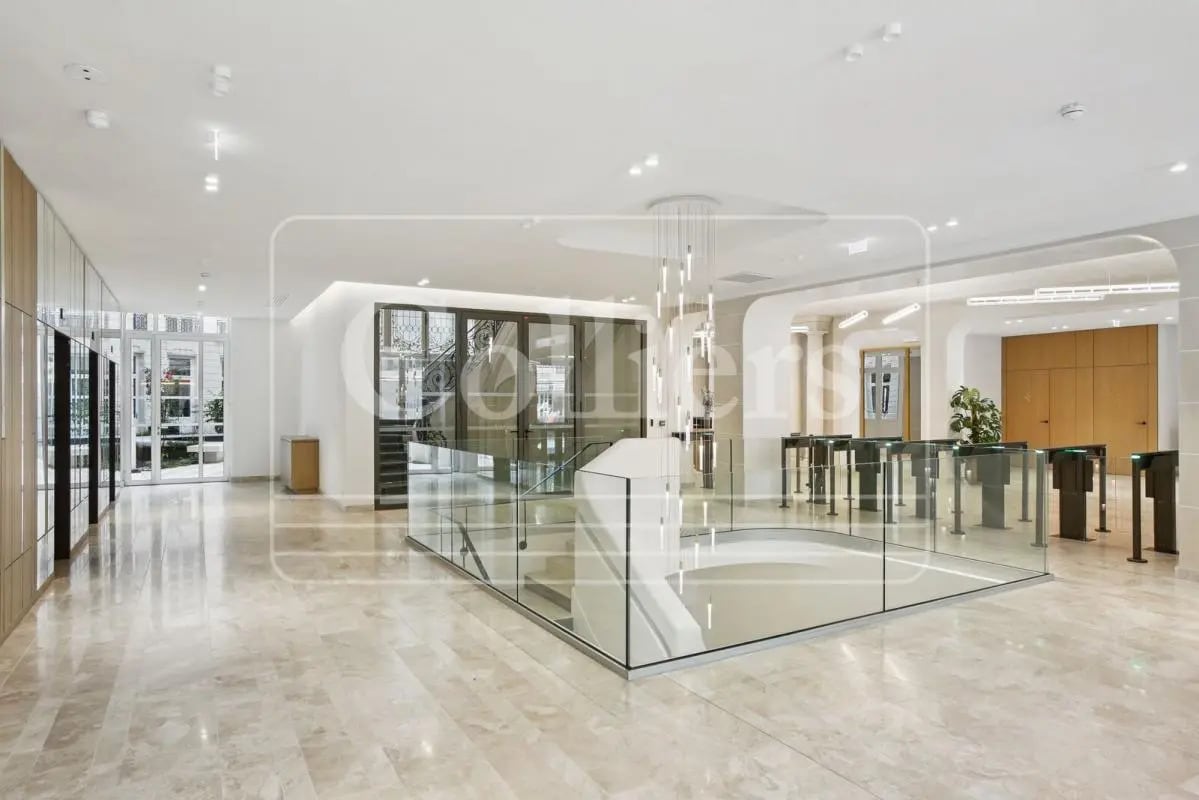 Flex in Paris for lease Building Photo- Image 1 of 14