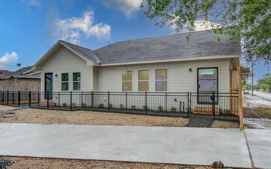 4006 Navigation Blvd, Houston, TX for lease - Building Photo - Image 2 of 21
